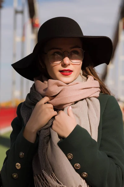Street-Fashion-Porträt attraktive junge Model zu Fuß an der — Stockfoto