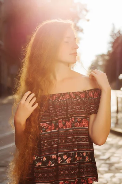 Sensuale giovane modello dai capelli rossi con lentiggini. Donna con s nudo — Foto Stock