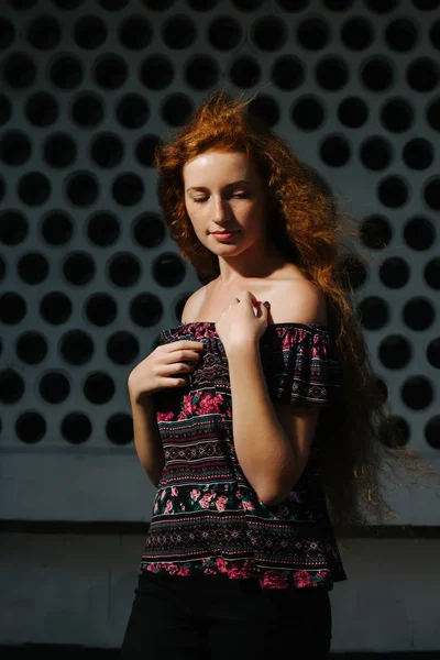 Schöne junge rothaarige Modell mit Sommersprossen. Frau mit geschlossenem e — Stockfoto