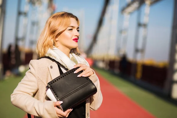 Retrato de moda de modelo atraente usa casaco bege, segurando — Fotografia de Stock