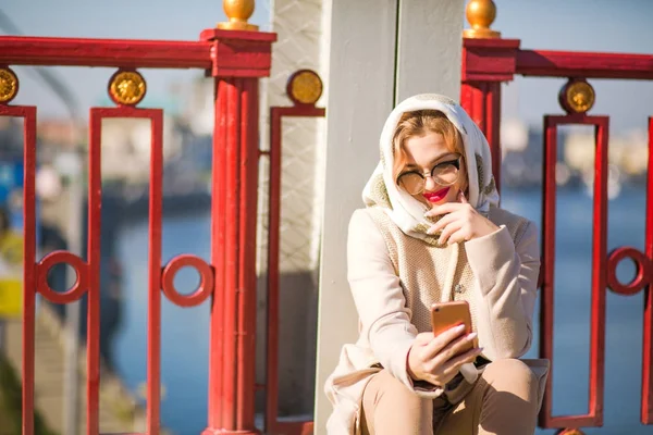 금발 모델 미소의 거리 초상화 백색 베이지색 코트를 입으십시오 — 스톡 사진