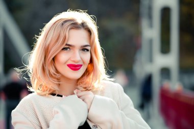 Güzel sarışın model parlak makyaj ve mükemmelsin sokak çekim