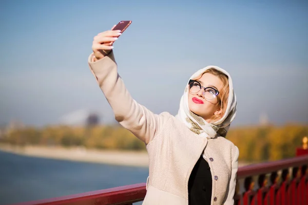 Lovely young model taking selfie on smartphone. Woman wears shaw — Stock Photo, Image