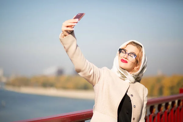 Modelo de turista loira elegante tirar selfie no telefone inteligente. Mulher. — Fotografia de Stock