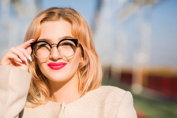 Lifestyle portrait of lovely blonde model wears clear glasses an — Stock Photo, Image