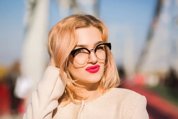 젊은 매력적인 모델 밝은 메이크업 포와 명확한 안경 착용 — 스톡 사진