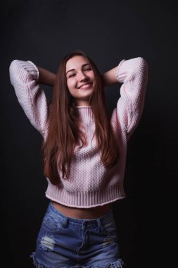 Uzun saçlı esmer mutlu modeli modeli test, pembe giyer sw