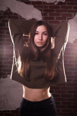 Harika esmer kadın portresi closeup büyük boy bluzunu giyer