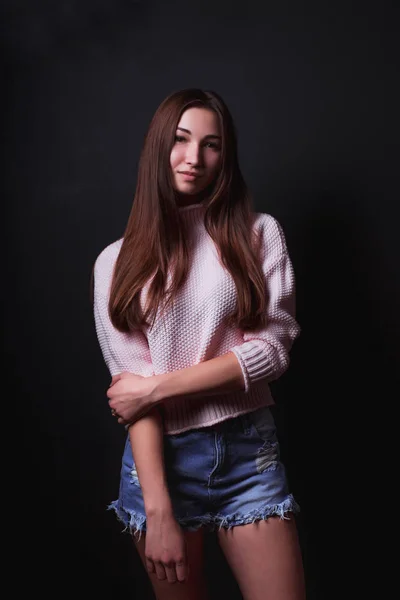 Model test of beautiful brunette woman with long hair, wears pin — Stock Photo, Image