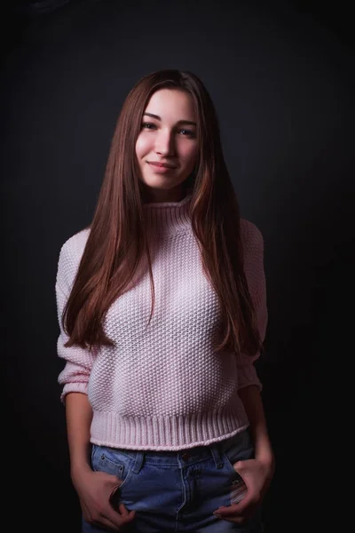 Modelo de teste de modelo morena impressionante com cabelo longo, usa rosa — Fotografia de Stock