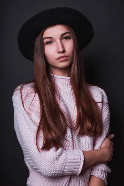 Potret closeup wanita muda yang cantik memakai topi dan sweater, po — Stok Foto