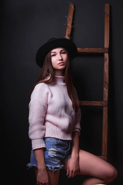 Estudio disparo de elegante morena mujer lleva sombrero y suéter, po — Foto de Stock