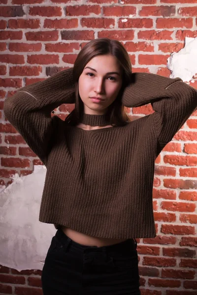 Model test of lovely brunette model with natural makeup, wears o — Stock Photo, Image