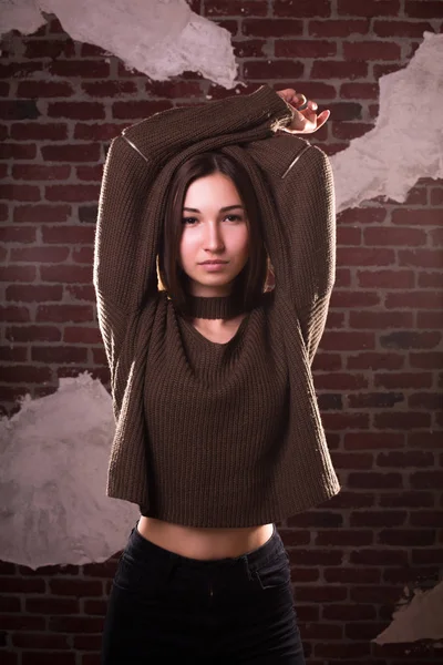 Modische brünette Frau mit langen Haaren trägt Oversize-Pullover — Stockfoto