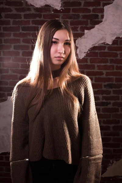 빛나는 긴 머리를 가진 멋진 젊은 여자 착용 오버 사이즈 스웨터 — 스톡 사진