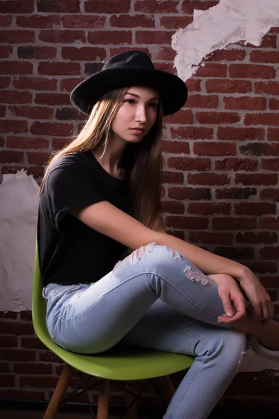 Estúdio retrato de bela morena modelo usa chapéu, t-shirt um — Fotografia de Stock