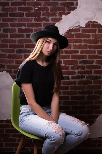 Retrato de estúdio de modelo morena atraente usa chapéu, t-shirt — Fotografia de Stock