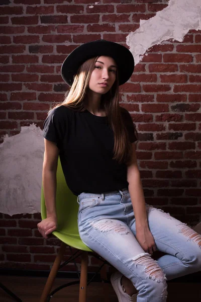 Estúdio retrato de jovem morena usa chapéu, t-shirt e t — Fotografia de Stock