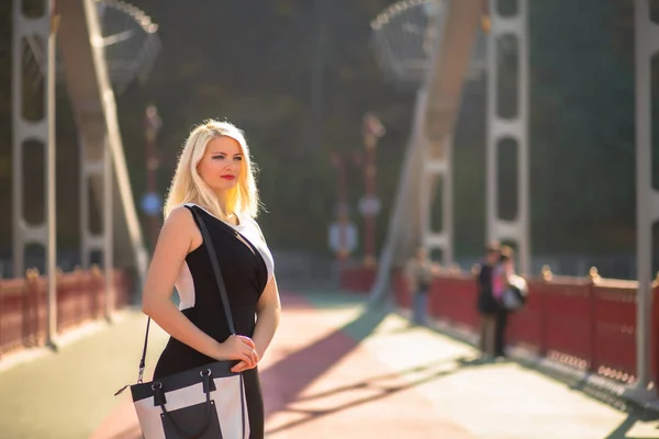 Trendigt klädd blond modell med ljus makeup poserar på bri — Stockfoto