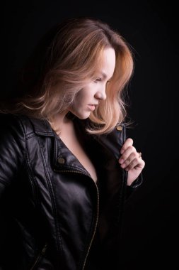 Çekici genç modeli yemyeşil dalgalı saçlı deri ceket giyer,