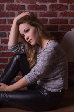 Kıvırcık sarı saçlı çekici genç modeli giyiyor rahat Appa'yı