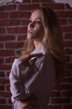 Kıvırcık saçlı, giyer beyaz gömlek, o poz güzel sarışın model