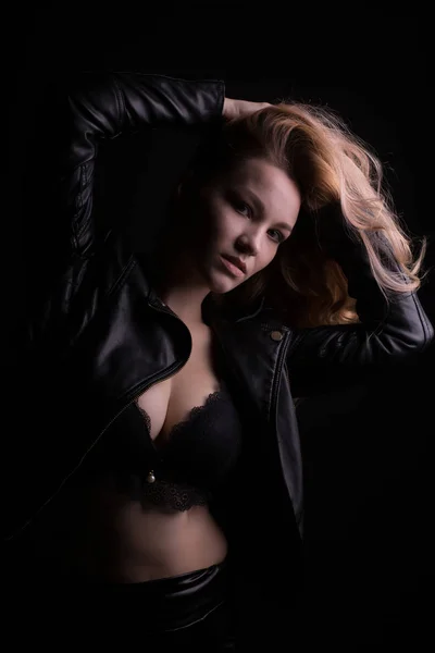 Seksowna młoda model z bujnymi blond włosy, nosi skórzane kurtki i — Zdjęcie stockowe