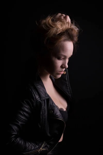 Retrato dramático de jovem modelo com cabelo ondulado exuberante, usa leat — Fotografia de Stock
