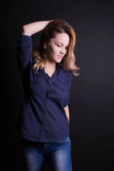 Όμορφη νεαρό μοντέλο με μακριά σγουρά μαλλιά που φοράει μπλούζα και τζιν, — Φωτογραφία Αρχείου