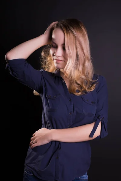 Tierna modelo joven con pelo largo y rubio lleva camisa y jeans , — Foto de Stock