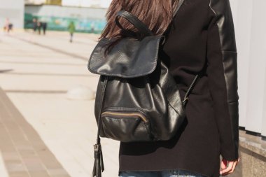 Şık giyimli esmer model witn siyah deri backp poz