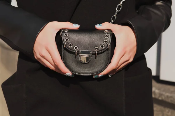 女性の手で、背景がある小さなファッショナブルなハンドバッグを保持 — ストック写真