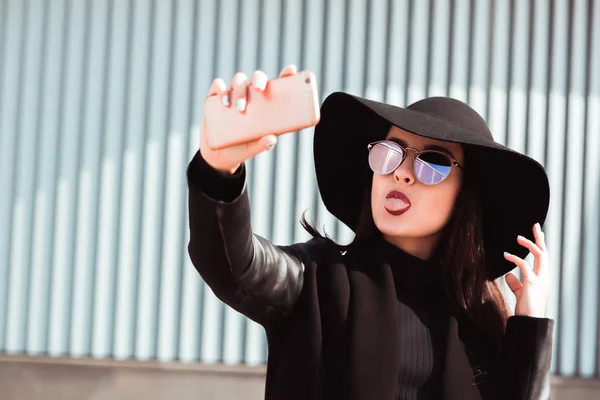 Funny brunette model wears trendy hat and sunglasses, having fun — Stock Photo, Image
