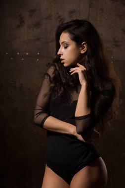 Sihir sportif model uzun esmer saçlı erotik lin poz