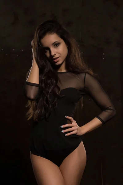Maravilhoso jovem modelo com corpo atlético em lingerie sexy posando — Fotografia de Stock