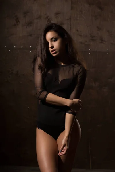 Модна молода модель з спортивним тілом в чорній позі нижньої білизни — стокове фото