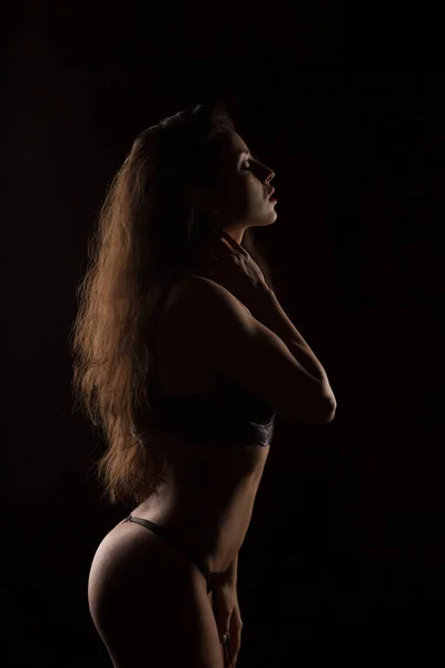 Silhouet van model met perfecte lichaam in sexy lingerie in studio — Stockfoto