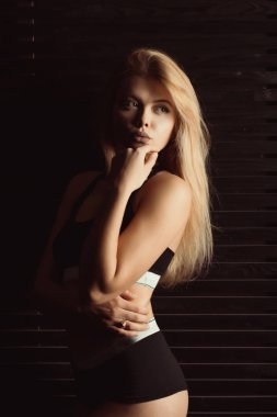 Siyah iç çamaşırı poz gür saçlı şehvetli sarışın Bayan 