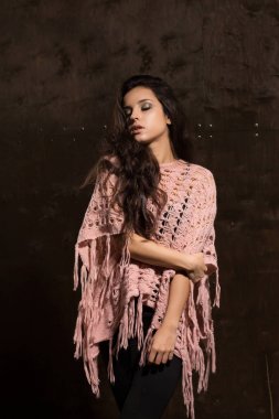 Süveterin içinde poz uzun gür saçlı çekici tabaklanmış model 