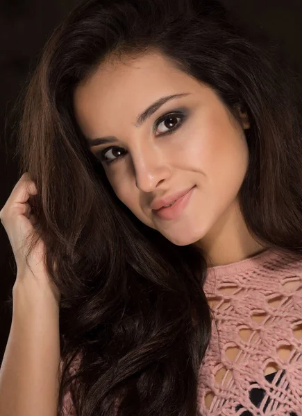 Glückliches junges Model mit professionellem Make-up im Pullover posiert bei — Stockfoto