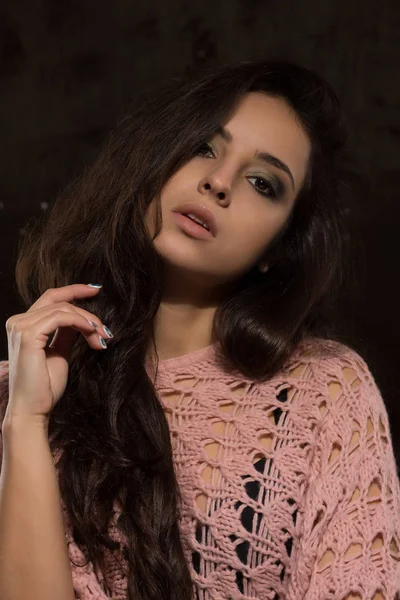 Modisches junges Model mit professionellem Make-up in Pullover-Pose — Stockfoto