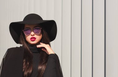 Lüks esmer modeli ayna gözlük ve geniş şapka po