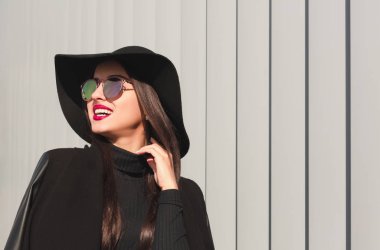 Ayna gözlük ve geniş şapka poz serin genç model