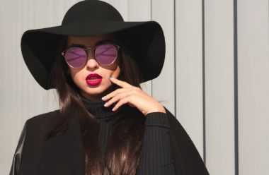 Ayna gözlük ve geniş şapka posin sihir genç model