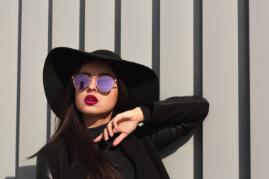Şık genç model ayna gözlük ve geniş ekledi h poz