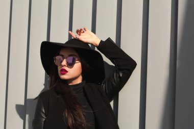 Siyah palto ve b moda model poz açık portresi