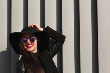 Güzel genç model ayna gözlük ve geniş şapka po