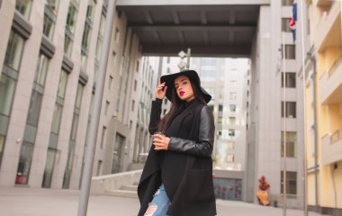 Genç ve güzel modeli yaşam tarzı portresi fincan kahve aşınma ile