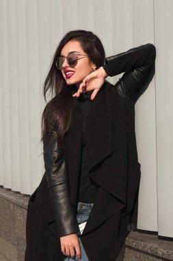 Moda trendy ceket ve şık cam mutlu model portresi