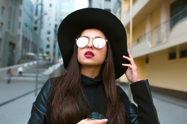 Fincan kahve w dikey yaşam tarzı çekici genç model